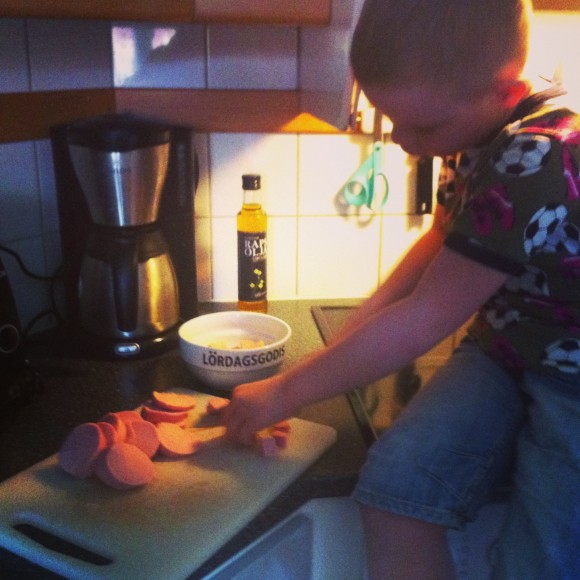 Barn hjälper till i köket